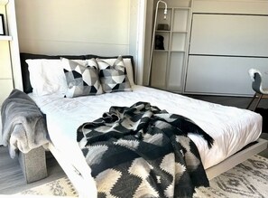 Escritorio, tabla de planchar con plancha, wifi gratis y ropa de cama