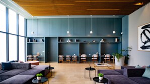 Een moderne zithoek met banken, tafels en stoelen.