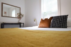 2 bedrooms, desk, iron/ironing board, WiFi