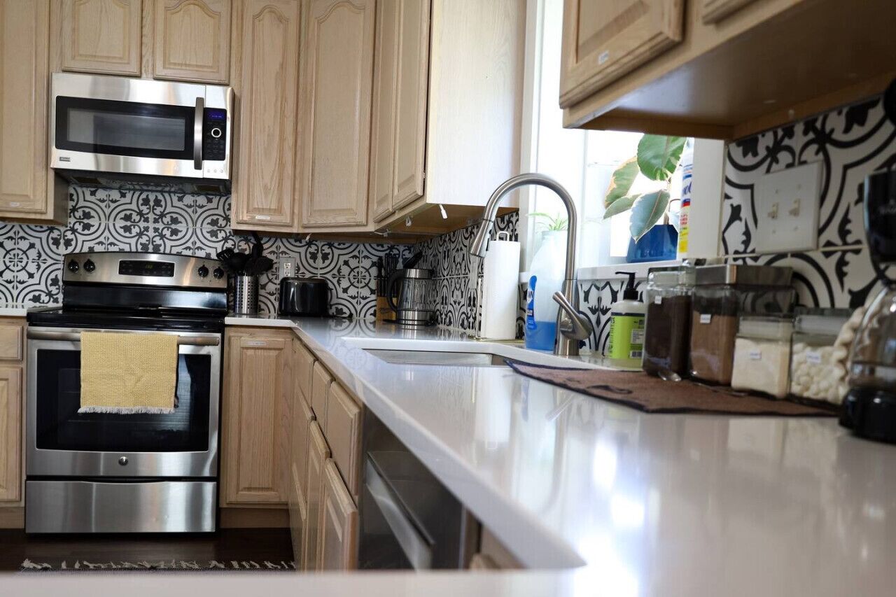 Refrigerador, microondas, horno y parrilla de estufa 