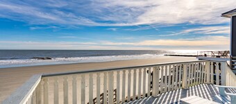 3 Little Pirates! Discounted Monthly Rate! Direct beach access, Private Oceanfront Deck