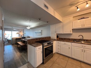 ثلاجة، ميكروويف، فرن، موقد طهي مسطح