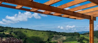 Vista Deslumbrante e Alto Padrão com 4 Suites, Piscina Aquecida e Sauna