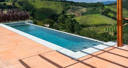 Vista Deslumbrante e Alto Padrão com 4 Suites, Piscina Aquecida e Sauna