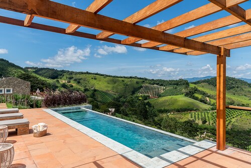Vista Deslumbrante e Alto Padrão com 4 Suites, Piscina Aquecida e Sauna