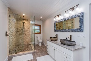 Douche, sèche-cheveux, serviettes fournies