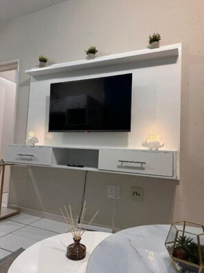 Interior - Paulshof in Sandton, K50 Luxury Apartment, free private parking , WiFi and pool (Sandton)