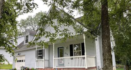 CENTRALLY LOCATED - 4 bedroom- Hancock House - Pet Friendly. 1 gig internet.