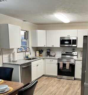 Lave-vaisselle, blender, batterie de cuisine, vaisselle et ustensiles