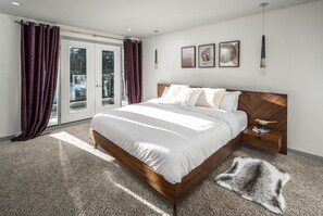 5 bedrooms, desk, iron/ironing board, travel cot - Detached, Luxury, mins to DT & Walking distance to C-train! (Calgary)