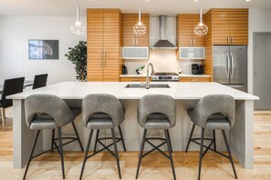 Fridge, microwave, oven, stovetop - Detached, Luxury, mins to DT & Walking distance to C-train! (Calgary)