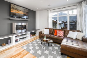 Smart TV, lareira, pebolim, livros