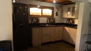 Fridge, cookware/dishes/utensils