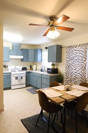 Jääkaappi, mikroaaltouuni, uuni, liesi