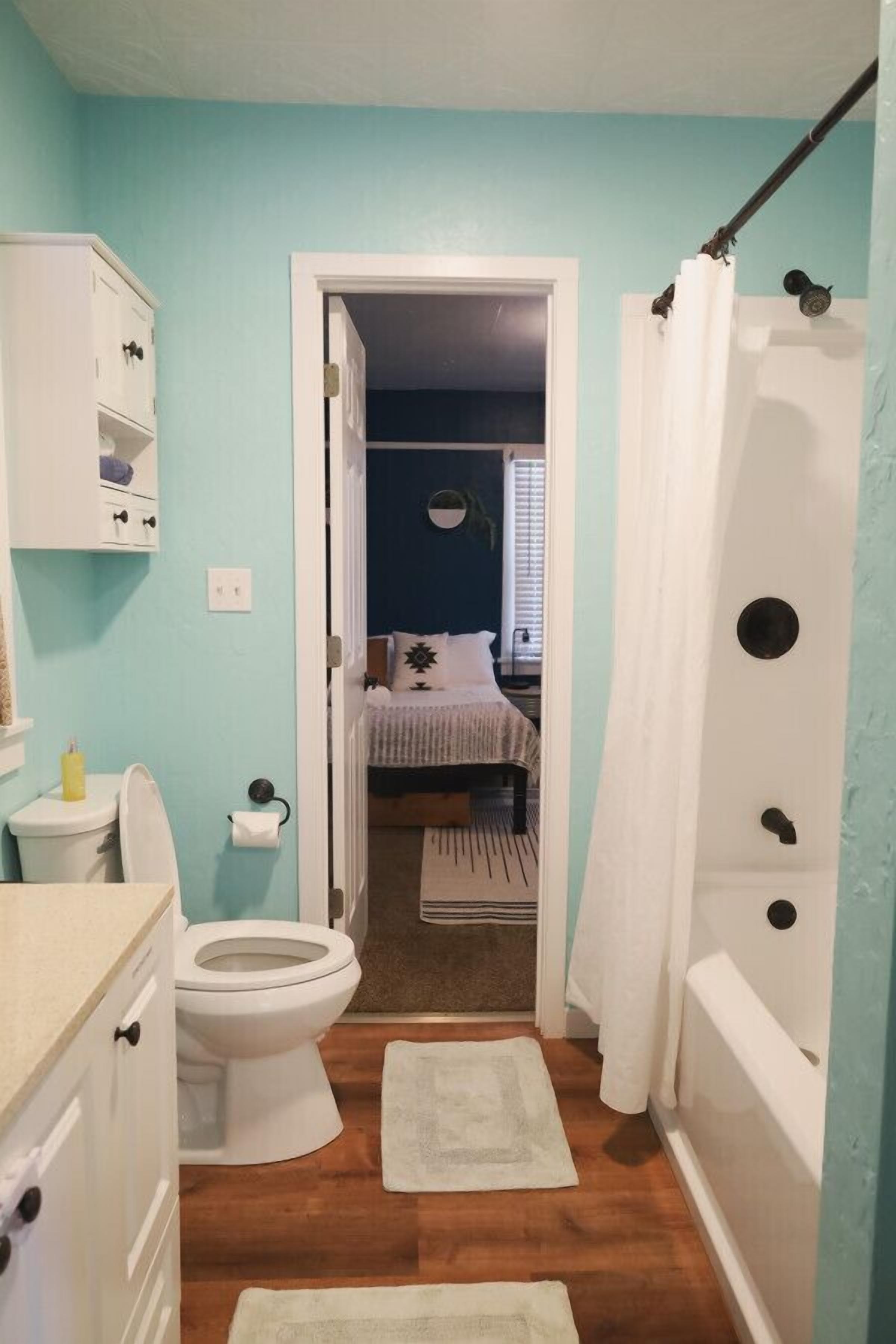 Une petite salle de bain comprenant des toilettes, un lavabo et un espace douche.