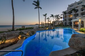 Outdoor pool - Casa Las Olas, Luxury Modern Ocean Front On The Beach!  (San José del Cabo)