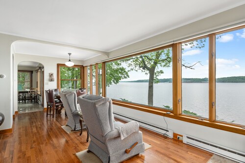 PAGEANT -Eagles Nest home with view of the  Mississippi and Gorgeous Sunsets