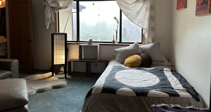 Comfortable mountain retreat, 15 min to beach, lots of amenities..