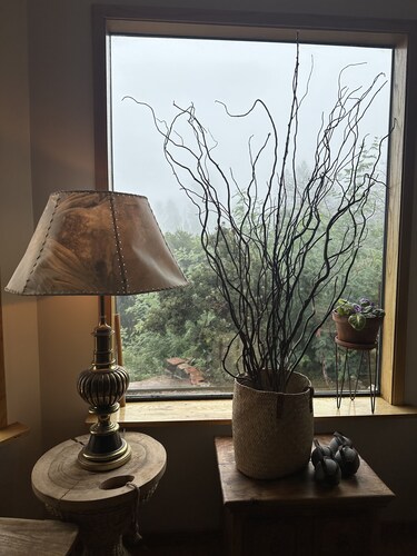 Comfortable mountain retreat, 15 min to beach, lots of amenities..