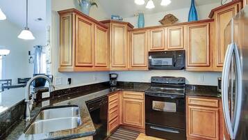 Jääkaappi, mikroaaltouuni, uuni, liesi