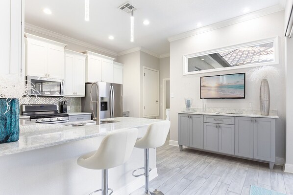 Refrigerador, microondas, horno, placa de cocina