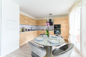 Réfrigérateur, micro-ondes, four, lave-vaisselle