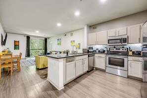 Geladeira, micro-ondas, fogão, cooktop