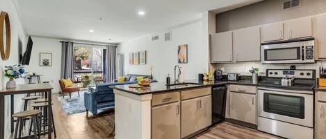 Een koelkast, een microgolfoven, een oven, een kookplaat