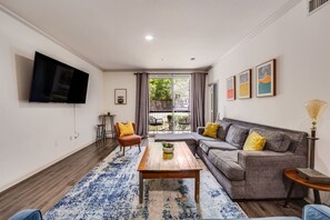 Fernseher, Videospiele, Tischfußball, Stereoanlage