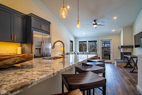 Frigorífico, microondas, horno y placa de cocina