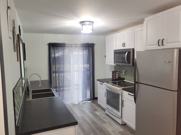 Een koelkast, een microgolfoven, een oven, een kookplaat