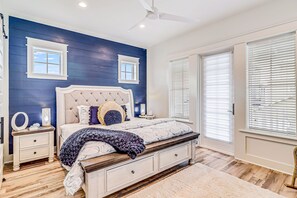 4 bedrooms, iron/ironing board, internet, bed sheets - Beachfront resort home with ocean view, on-site golf, pool, & balcony (Port Aransas)