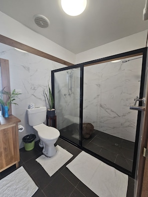 Suite Studio Deluxe, 1 chambre, vue mer | Salle de bain | Serviettes fournies