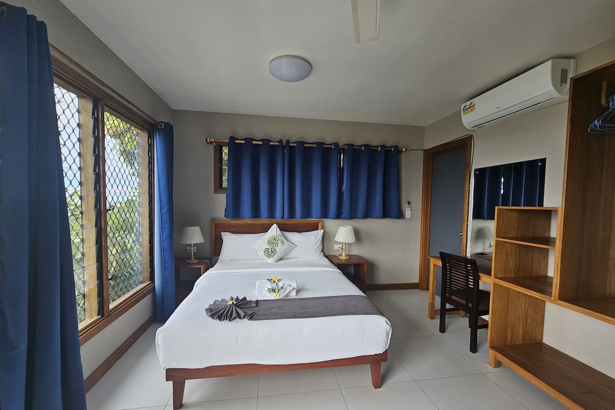 Deluxe studio suite, 1 slaapkamer, uitzicht op zee | Badkamer | Handdoeken