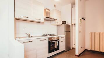 KĂŒhlschrank, Mikrowelle, Ofen, Herdplatte