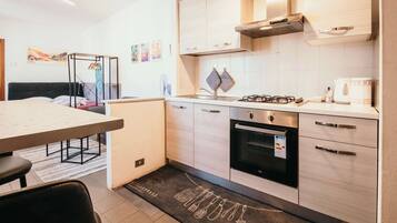 KĂŒhlschrank, Mikrowelle, Ofen, Herdplatte