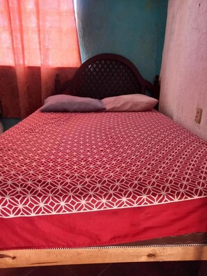 Habitación cuádruple económica | Cortinas blackout, tabla de planchar con plancha y wifi gratis