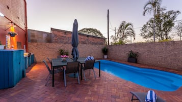 Piscina externa, funciona das 8h30 às 18h, guarda-sóis