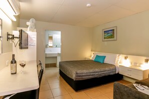 Individually furnished, desk, laptop workspace, blackout drapes - Matilda Motel (Bundaberg Central)