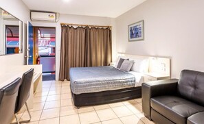 Individually furnished, desk, laptop workspace, blackout curtains - Matilda Motel (Bundaberg Central)