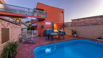 室外游泳池,08:30 至 18:00 开放,池畔遮阳伞