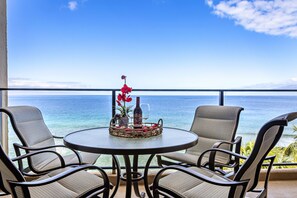 Outdoor dining - Oceanfront 1bd private lanai & endless ocean view (Lahaina)