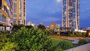 Garden - Converted 2 Bedroom Apartments (No Parking) - WOWSTAY (Surfers Paradise)