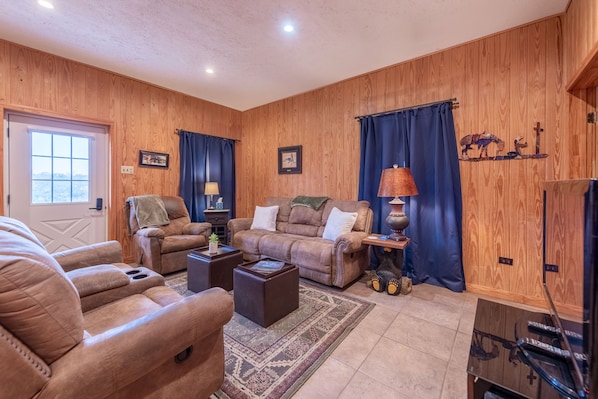 Smart TV, DVD player, books - Welcome to Grizzly Acres! Far out; close by! Secluded barndo/house near Austin! (Liberty Hill)