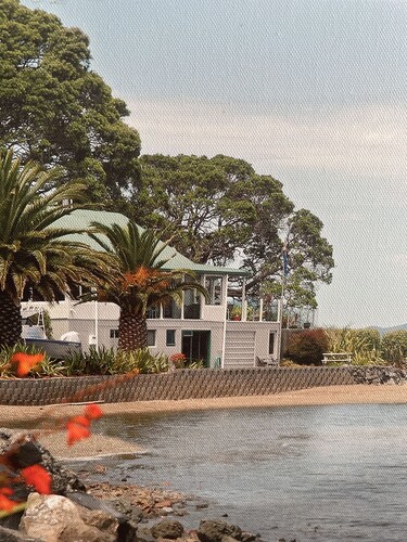 Absolute Waterfront Self Contained 2 bedroom beachfront unit