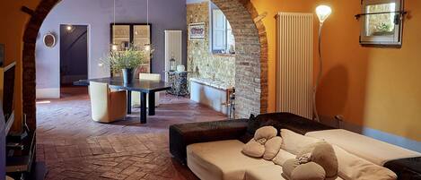 Fernseher, Kamin, Stereoanlage