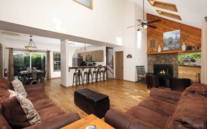 TV, caminetto, videogiochi