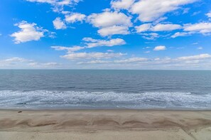 Beach nearby - Direct Ocean Front Queen Suite!  Sea Mist Resort 21006 - Perfect for 2 guests! (Myrtle Beach)
