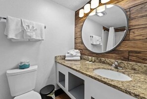 Shower, hair dryer, towels, shampoo - Sea Mist 21006 (Myrtle Beach)