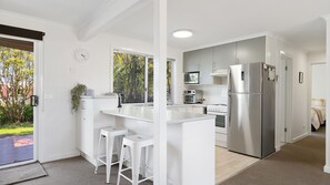 Microwave, stovetop, dishwasher, coffee/tea maker - The Carapooka Coast Retreat (Cowes)